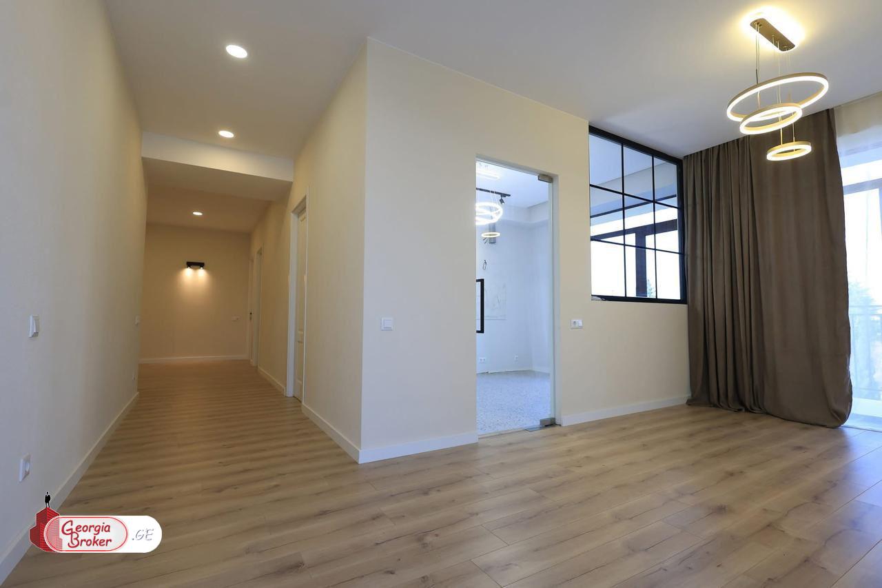 იყიდება ახალი გარემონტებული 5 ოთახიანი ბინა